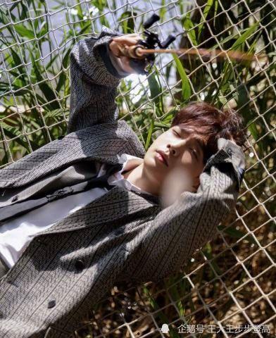 男生夏天吃瓜拍照,男生吃瓜拍照，定格清凉瞬间