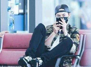 偷拍吃瓜被发现,尴尬场面引网友热议