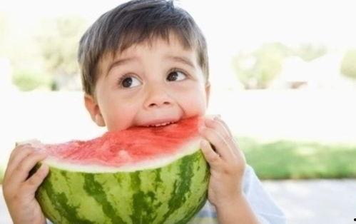 两个和尚一起吃瓜,两位和尚的悠闲夏日时光